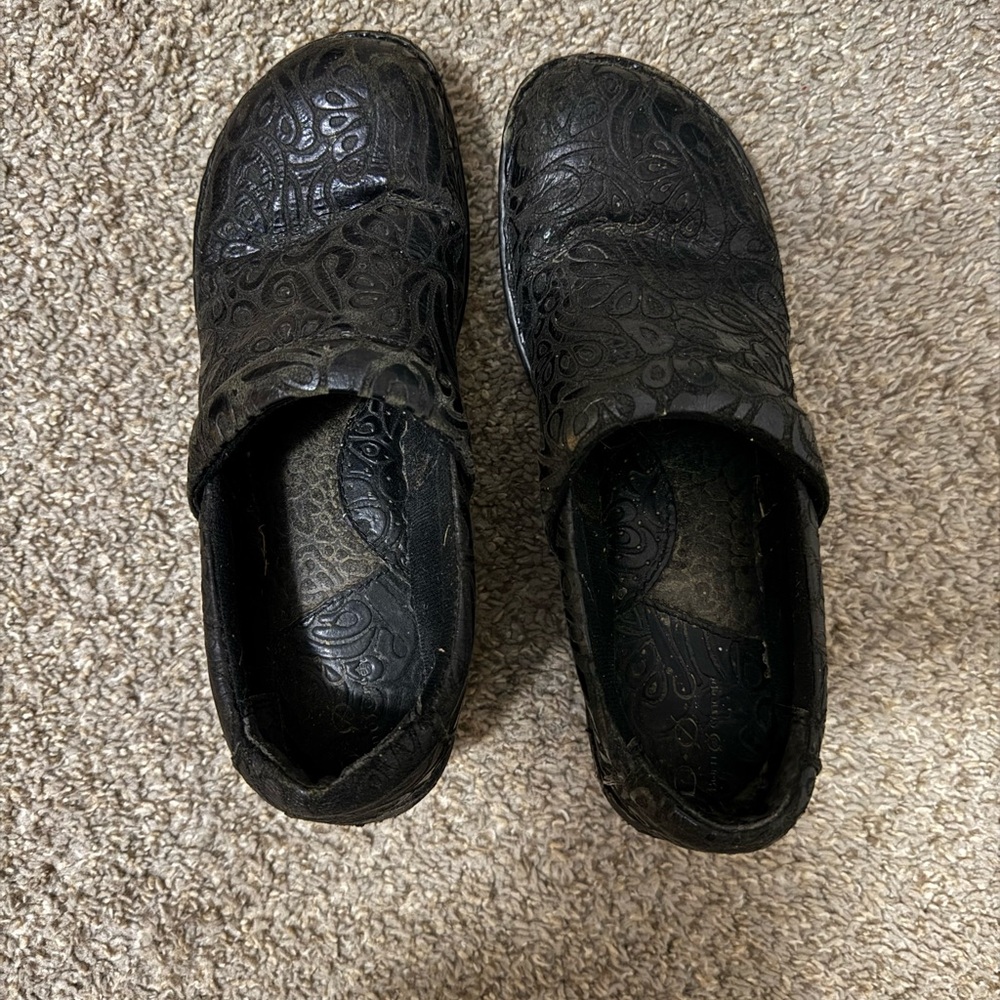 BOC Born Concepts Peggy Tooled Clog Black Embossed Leather 8.5 Slip On.